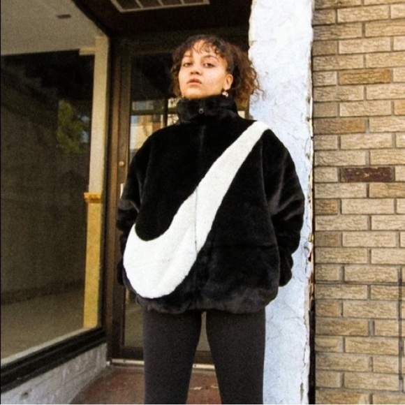 NIKE RARE Oversized Swoosh Logo Soft Cozy Faux
Fur Jacket XL - Picture 15 of 16
